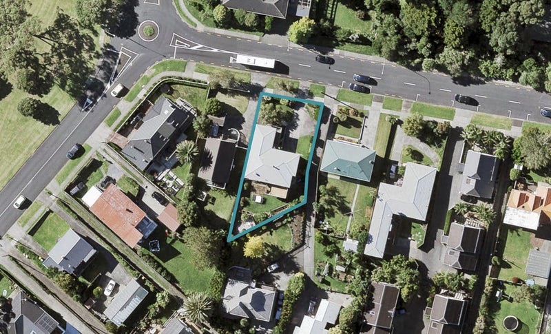 5 Paparoa Road, Cockle Bay, Auckland - Carousel 1
