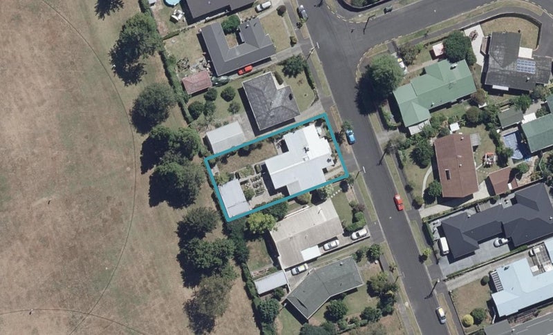 21 Regent Street, Silverdale, Hamilton - Carousel 1