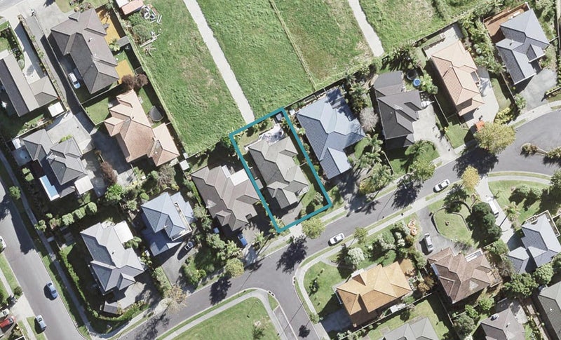 8 Meharg Place, Fairview Heights, Auckland - Carousel 1