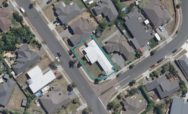 24 Barrington Drive, Huntington, Hamilton - Carousel 1