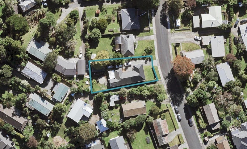 8 Paragon Avenue, Beach Haven, Auckland - Carousel 1