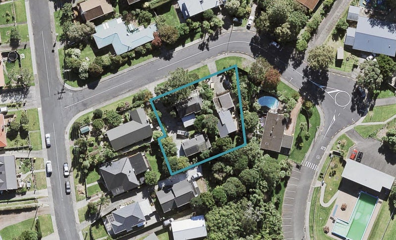 2/2 Mcglashen Place, Beach Haven, Auckland - Carousel 1