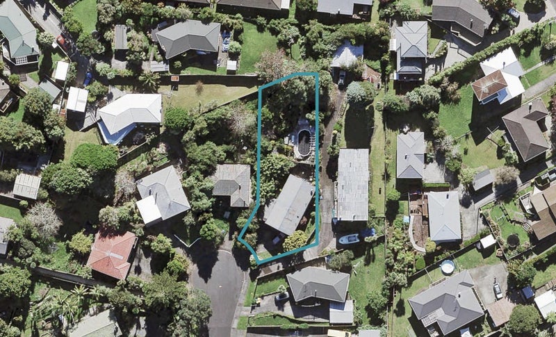 13 Thuja Street, Green Bay, Auckland - Carousel 1
