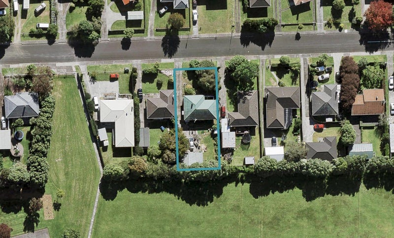 16 Hereford Street, Te Atatu Peninsula, Auckland - Carousel 1
