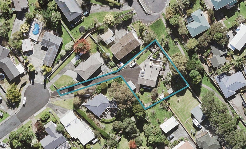 14 Glenroy Place, Green Bay, Auckland - Carousel 1
