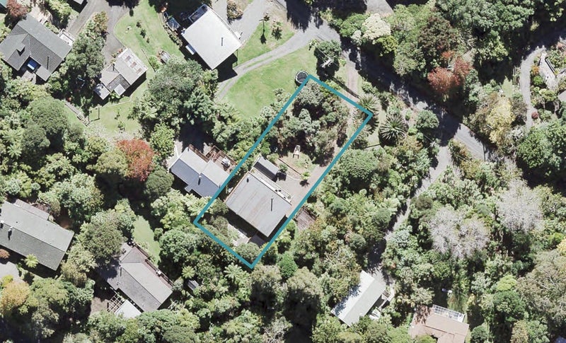22 Raroa Terrace, Waiatarua, Auckland - Carousel 1