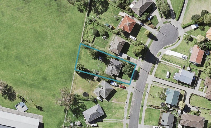 12 Lyndale Place, Glen Innes, Auckland - Carousel 1