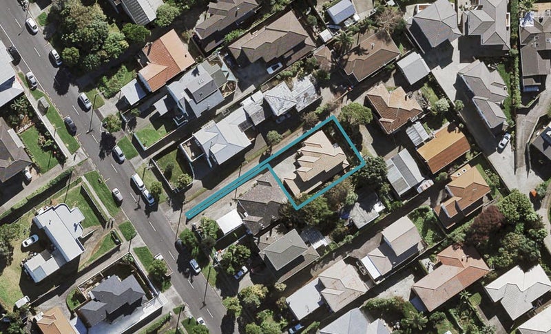 8 Hayr Road, Three Kings, Auckland - Carousel 1