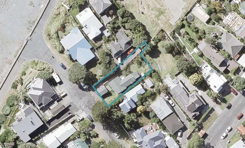 7 Nikau Street, Eastbourne, Lower Hutt - Carousel 1
