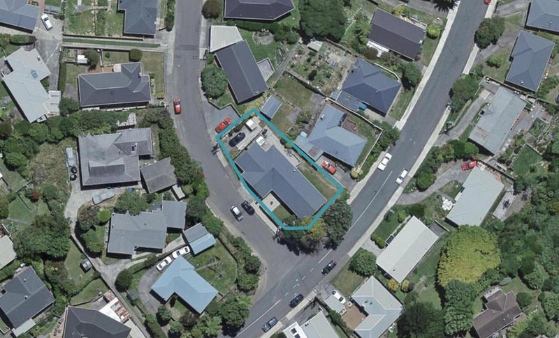 2 Diane Grove, Paparangi, Wellington - Carousel 1