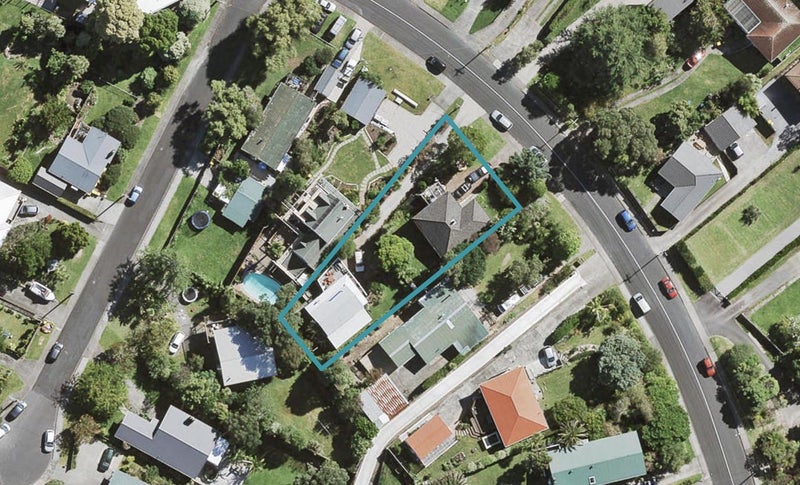 19 Derwent Crescent, Titirangi, Auckland - Carousel 1