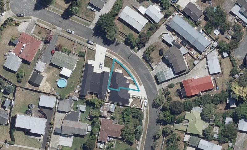 2/4 Maynard Place, Temple View, Hamilton - Carousel 1