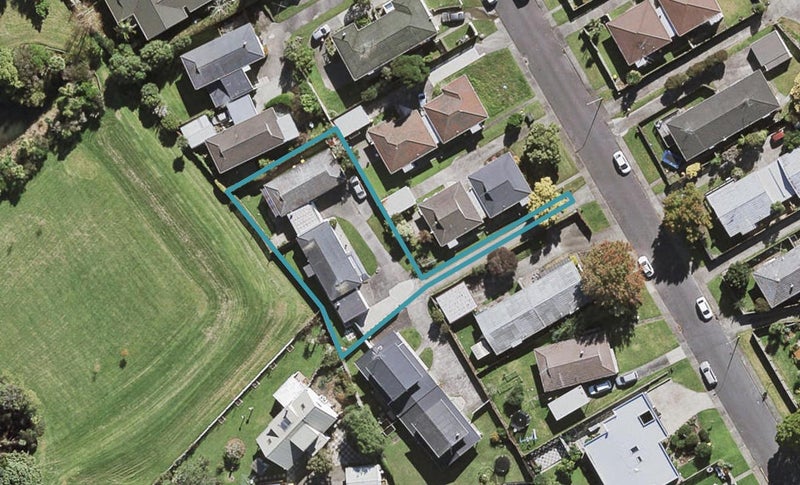 2/12 Mannering Place, Hillcrest, Auckland - Carousel 1