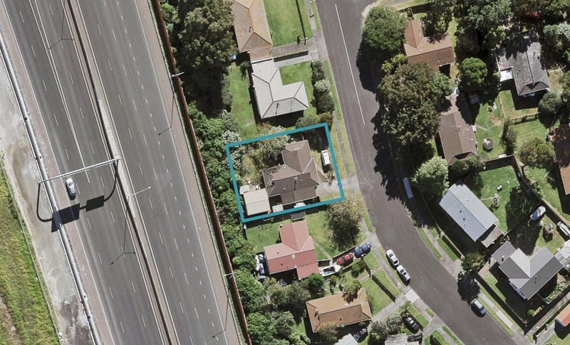 27 Holmes Drive, West Harbour, Auckland - Carousel 1