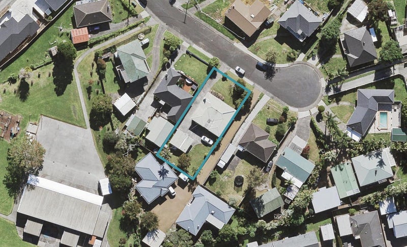 27 Mackenzie Street, Te Atatu South, Auckland - Carousel 1