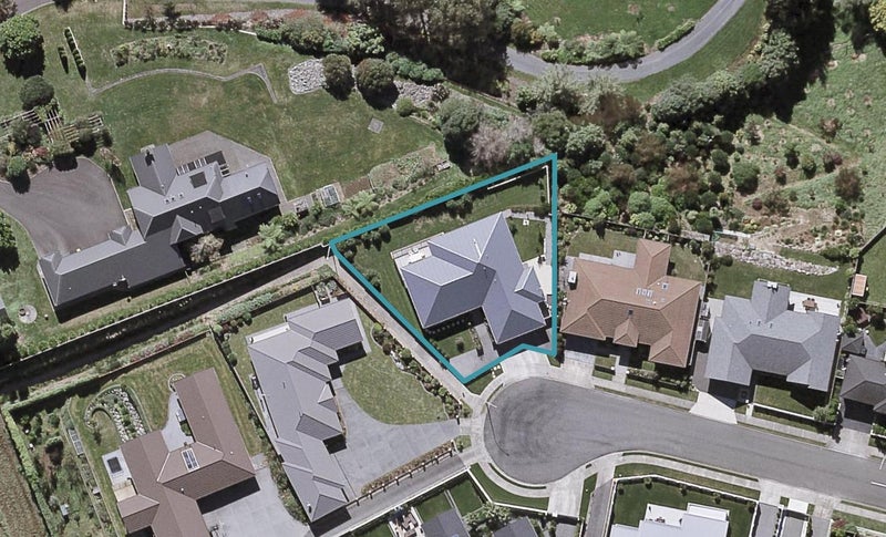 8 Tupuhi Place, Highlands Park, New Plymouth - Carousel 1