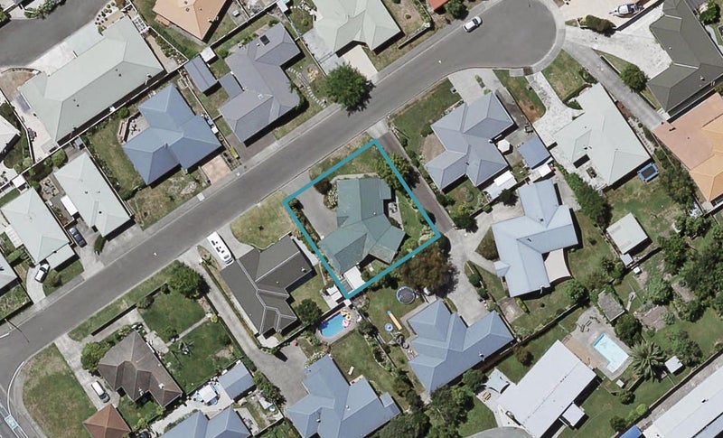 7 Amanda Place, Mayfair, Hastings - Carousel 1