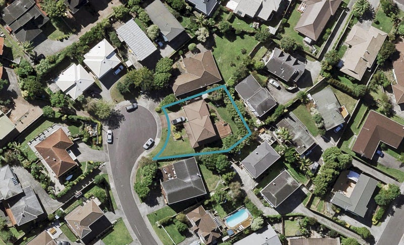 7 Strabo Place, Windsor Park, Auckland - Carousel 1
