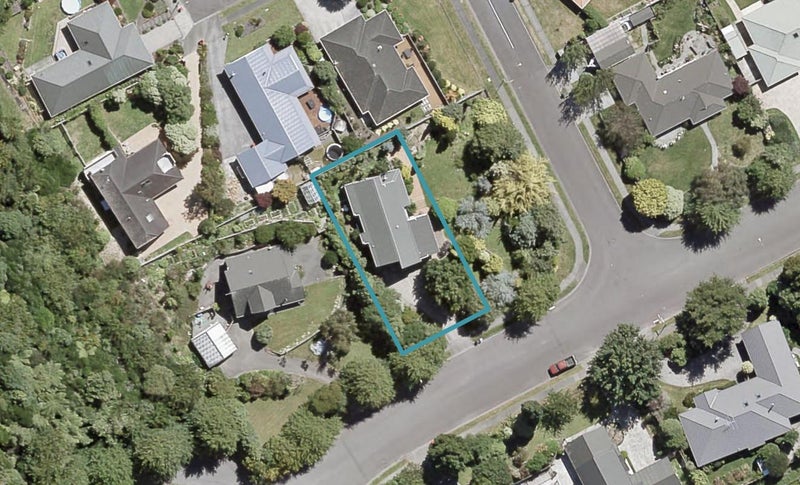 16 Emerald Hill Drive, Birchville, Upper Hutt - Carousel 1