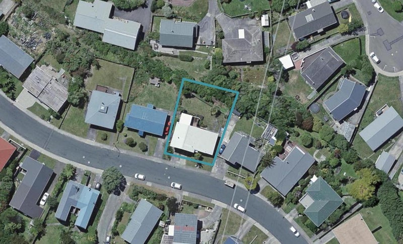 12 Colchester Crescent, Newlands, Wellington - Carousel 1