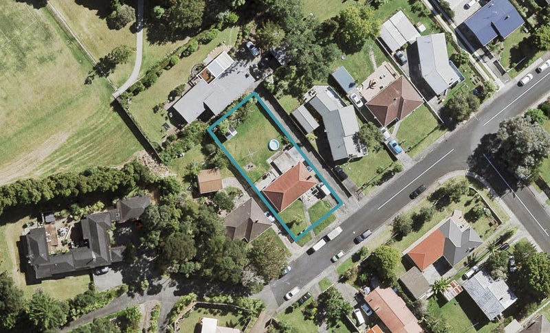 72 Hilling Street, Titirangi, Auckland - Carousel 1