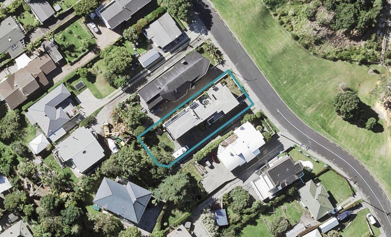 42 Marine Parade, Mellons Bay, Auckland - Carousel 1