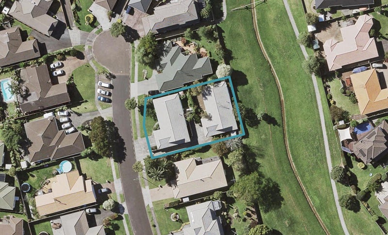 2/15 Pajaro Place, Golflands, Auckland - Carousel 1