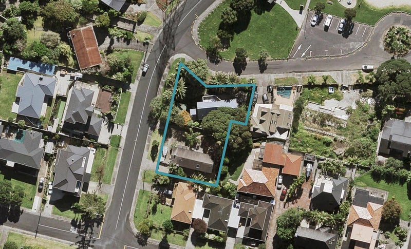 2 Bluff Terrace, Hillsborough, Auckland - Carousel 1