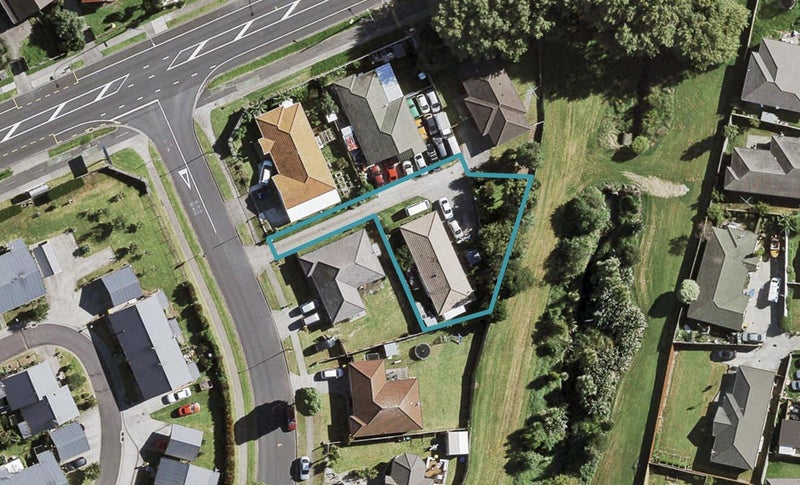 8 Castlefinn Drive, Weymouth, Auckland - Carousel 1