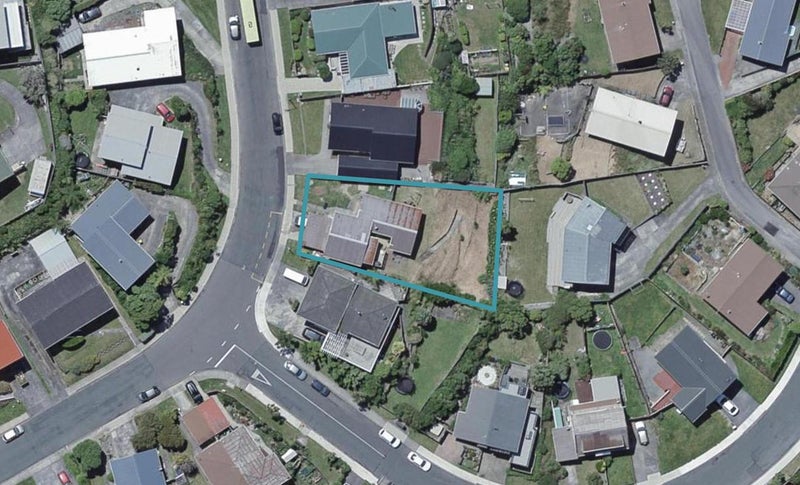 44 Somes Crescent, Newlands, Wellington - Carousel 1