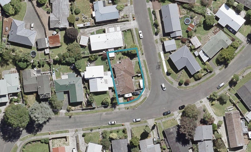 1/1 Omaha Grove, Totara Park, Upper Hutt - Carousel 1
