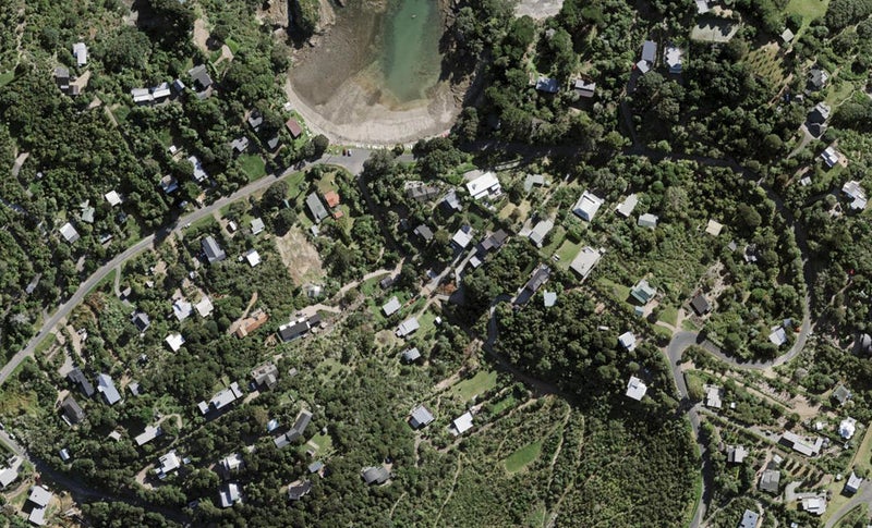 6 Empire Avenue, Oneroa, Waiheke Island - Carousel 1