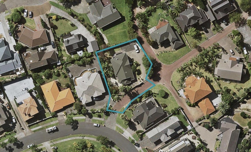 2 San Martin Place, Goodwood Heights, Auckland - Carousel 1