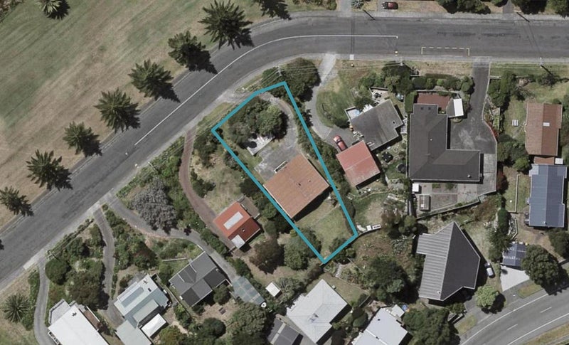 10 Queens Road, Waikanae Beach, Waikanae - Carousel 1