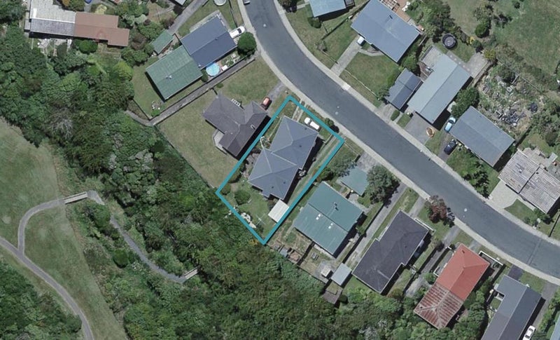 27 Colchester Crescent, Newlands, Wellington - Carousel 1