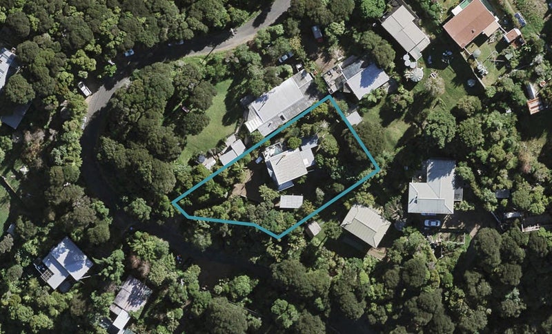 8 Hekerua Road, Oneroa, Waiheke Island - Carousel 1