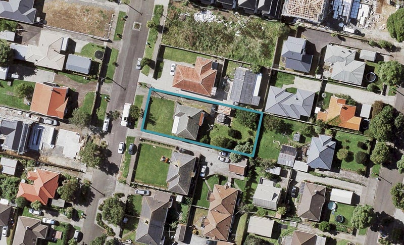 16 Holland Avenue, Point England, Auckland - Carousel 1
