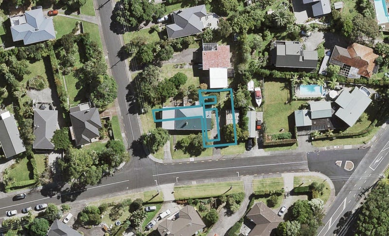 1B Deane Avenue, Titirangi, Auckland - Carousel 1
