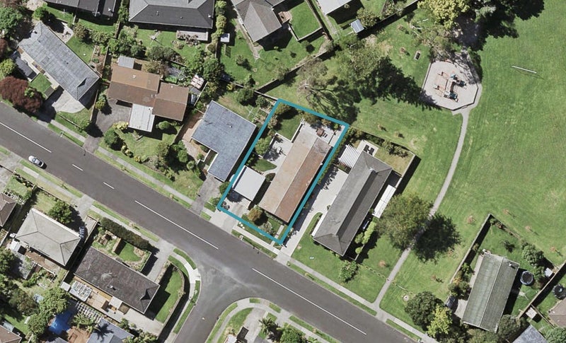 16 Whiteacres Drive, Sunnyhills, Auckland - Carousel 1
