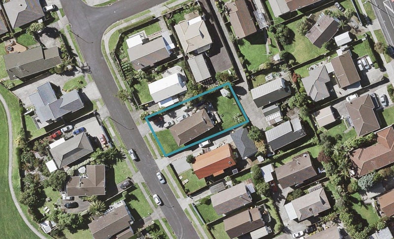 12 De Quincey Terrace, Highland Park, Auckland - Carousel 1