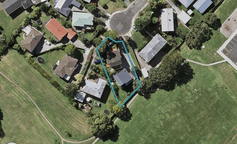 2/10 Heather Place, Sunnynook, Auckland - Carousel 1