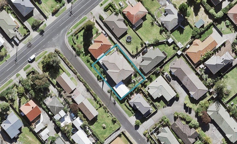 64A Hutchinson Avenue, New Lynn, Auckland - Carousel 1