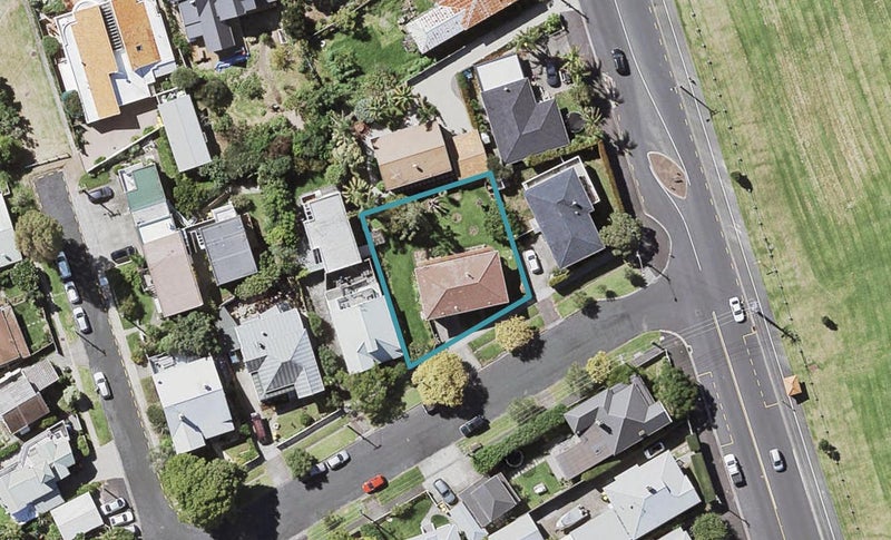 2 Turnbull Road, Narrow Neck, Auckland - Carousel 1