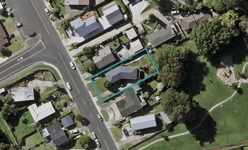 43 Totaravale Drive, Totara Vale, Auckland - Carousel 1