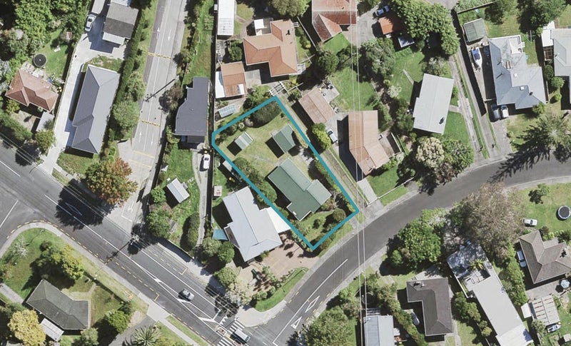 4 Sunray Avenue, Titirangi, Auckland - Carousel 1