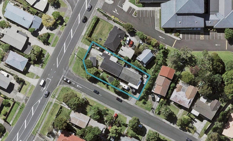 2/2 Lavery Place, Sunnynook, Auckland - Carousel 1