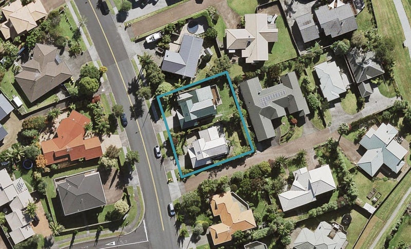 2/51 Unsworth Drive, Unsworth Heights, Auckland - Carousel 1