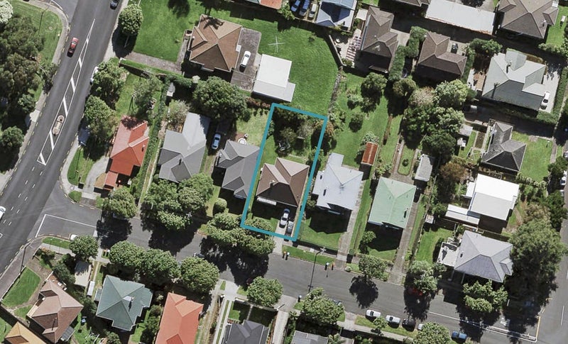 5 Bournemouth Avenue, Sandringham, Auckland - Carousel 1