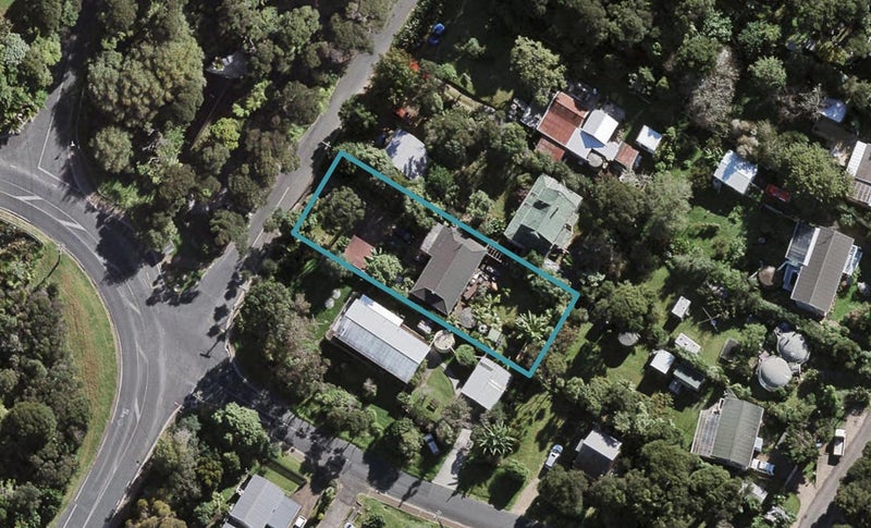 3 Crescent Road East, Ostend, Waiheke Island - Carousel 1