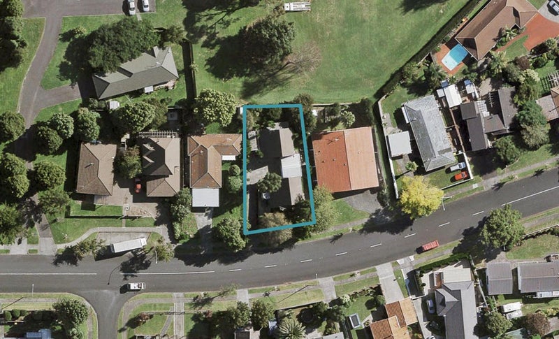 2/17 Walter Strevens Drive, Conifer Grove, Takanini - Carousel 1